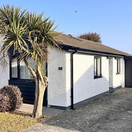 Stylish Modern Home With Parking Enclosed Garden Holyhead Exterior photo