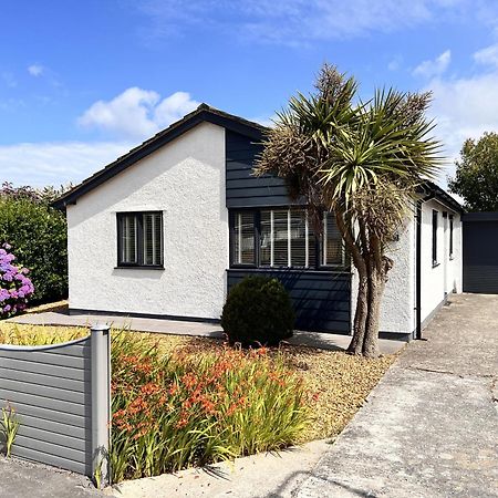 Stylish Modern Home With Parking Enclosed Garden Holyhead Exterior photo