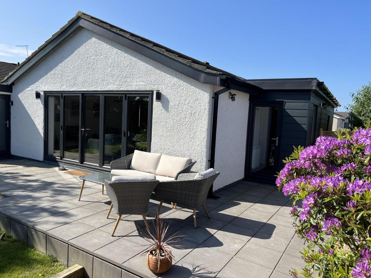 Stylish Modern Home With Parking Enclosed Garden Holyhead Exterior photo