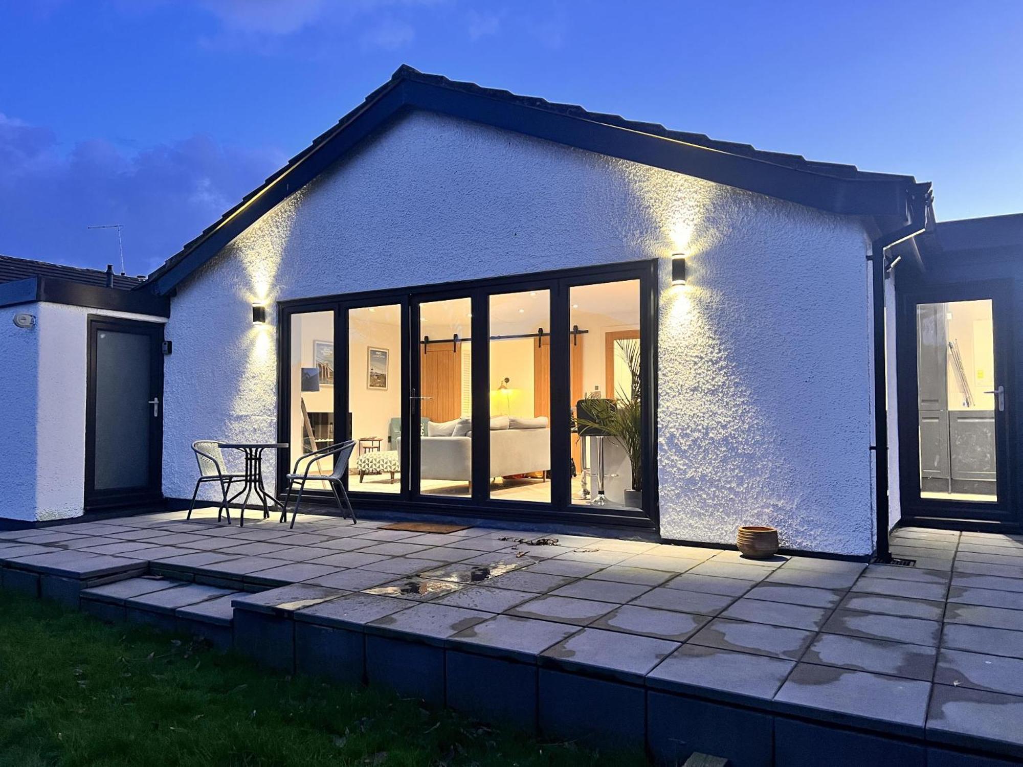 Stylish Modern Home With Parking Enclosed Garden Holyhead Exterior photo